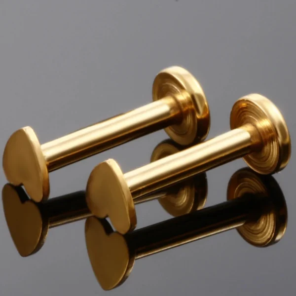 piercing coração dourado titanio