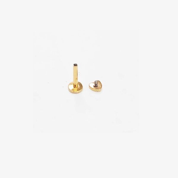 piercing coração dourado titanio
